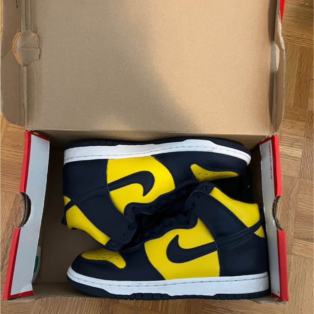 Almost new Nike Michigan dunk high womens 8/youth 6.5